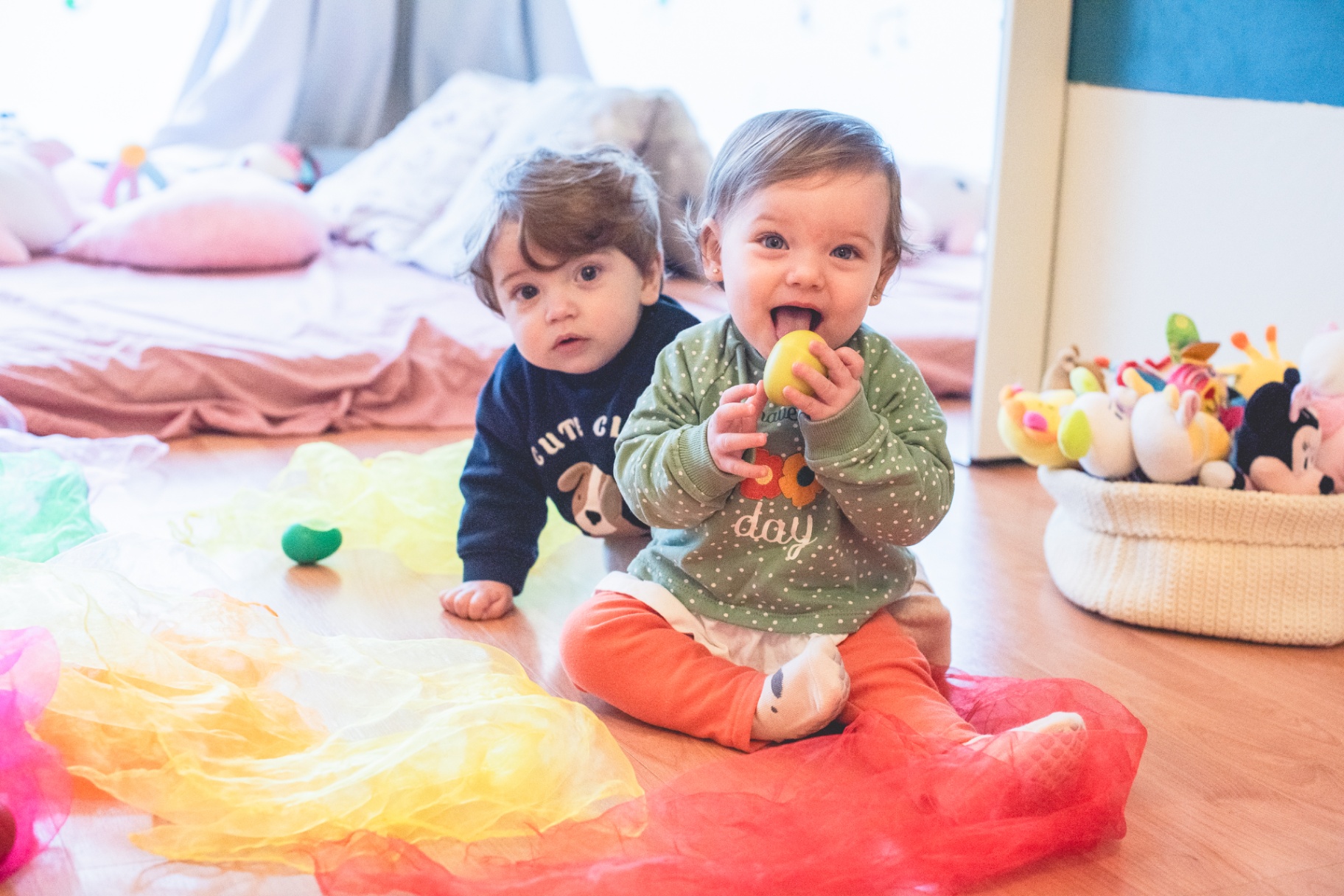 Infants explorant materials de joc