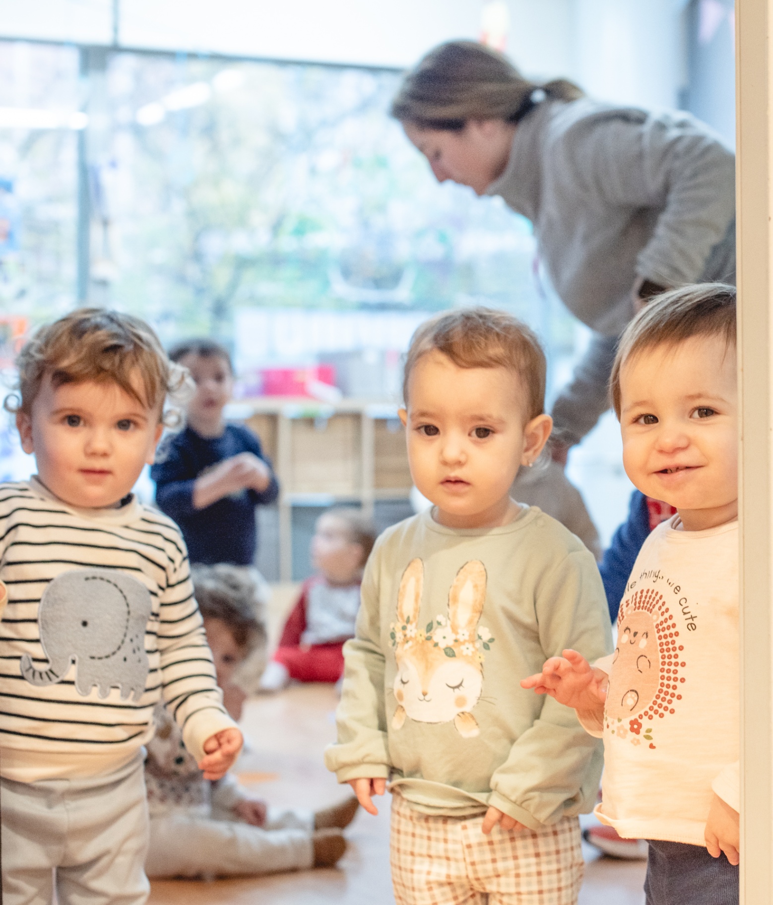 Infants mirant a la Llar Gaudí